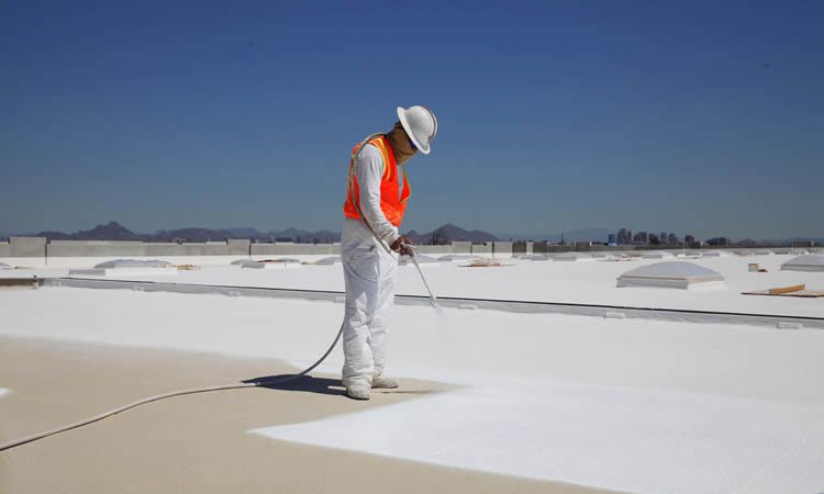 عوازل أسطح في الخبر – حلول فعّالة لحماية المباني من تسربات المياه والرطوبة